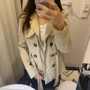 Trenchcoat beige - Fin vår/höst trenchcoat i beige! Storlek S. I fint skick, endast lite skrynklig :)