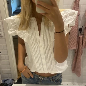 Vit blus från Zara - En vit blus från Zaras barnavdelning. Storleken passar en Xs