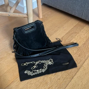 Maje väska - Säljer min lilla Maje väska i svart mocka. Använt skick. Köptes för 2100!