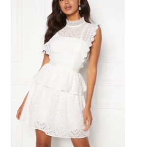 Studentklänning - En jättefin och söt klänning som jag köpte inför studenten men aldrig kom till användning! Lappen sitter fortfarande kvar och klänningen är helt i nyskick. PMa vid frågor 😊