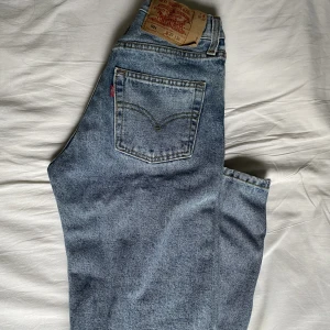Levis Jeans 501 - Små i storleken, passar XS.  Långa i benen. Insydda med resår i midjan