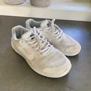 Nike free run - Sparsamt använda, lite slitningar, se bild. Inget som syns eller stör funktionen enligt mig. 