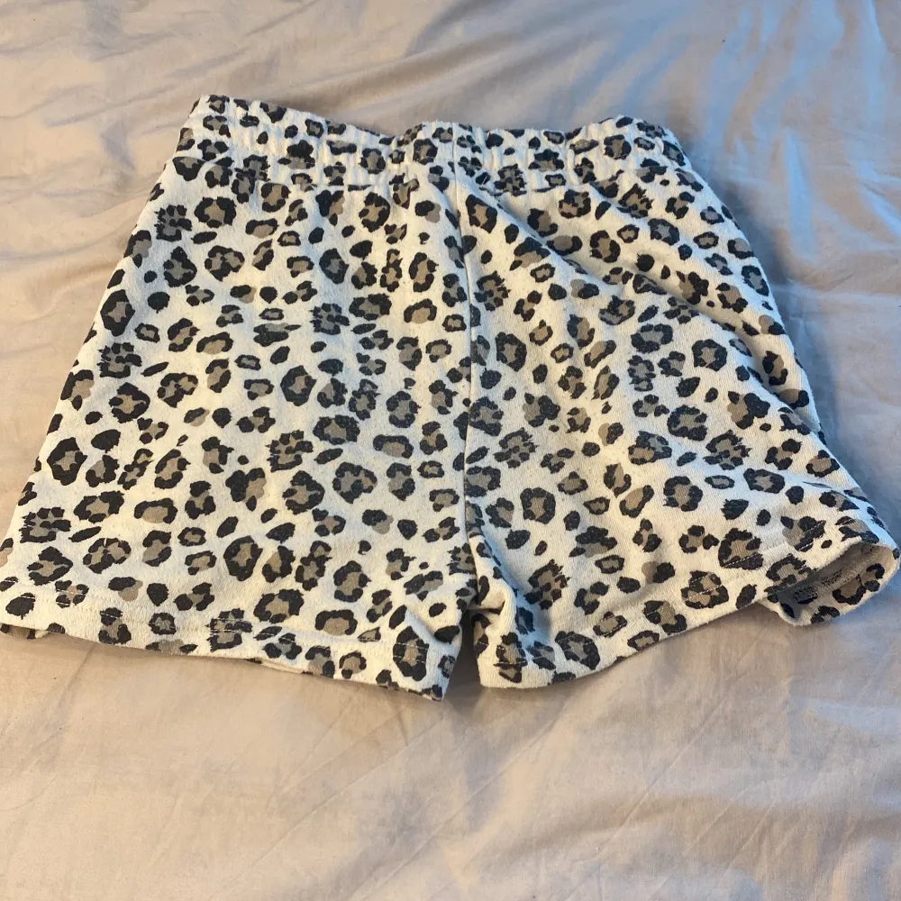 Leopard shorts med svarta snören lite knottriga men är fina ändå . Shorts.