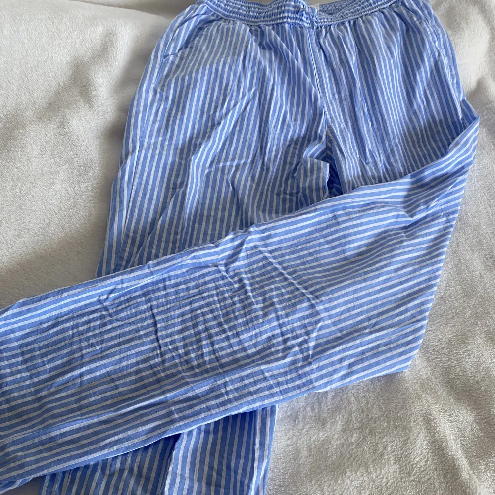 Hej! Jag säljer nu dessa super sköna och snygga pyjamasbyxor som endast använts en gång! 🤩 Säljer då de tyvärr blivit förkorta för mig som är cirka 175💞  De är i storlek 170 men jag skulle säga att de är i storlek Xs/S. (Mid/low waist skulle jag säga)💘. Jeans & Byxor.