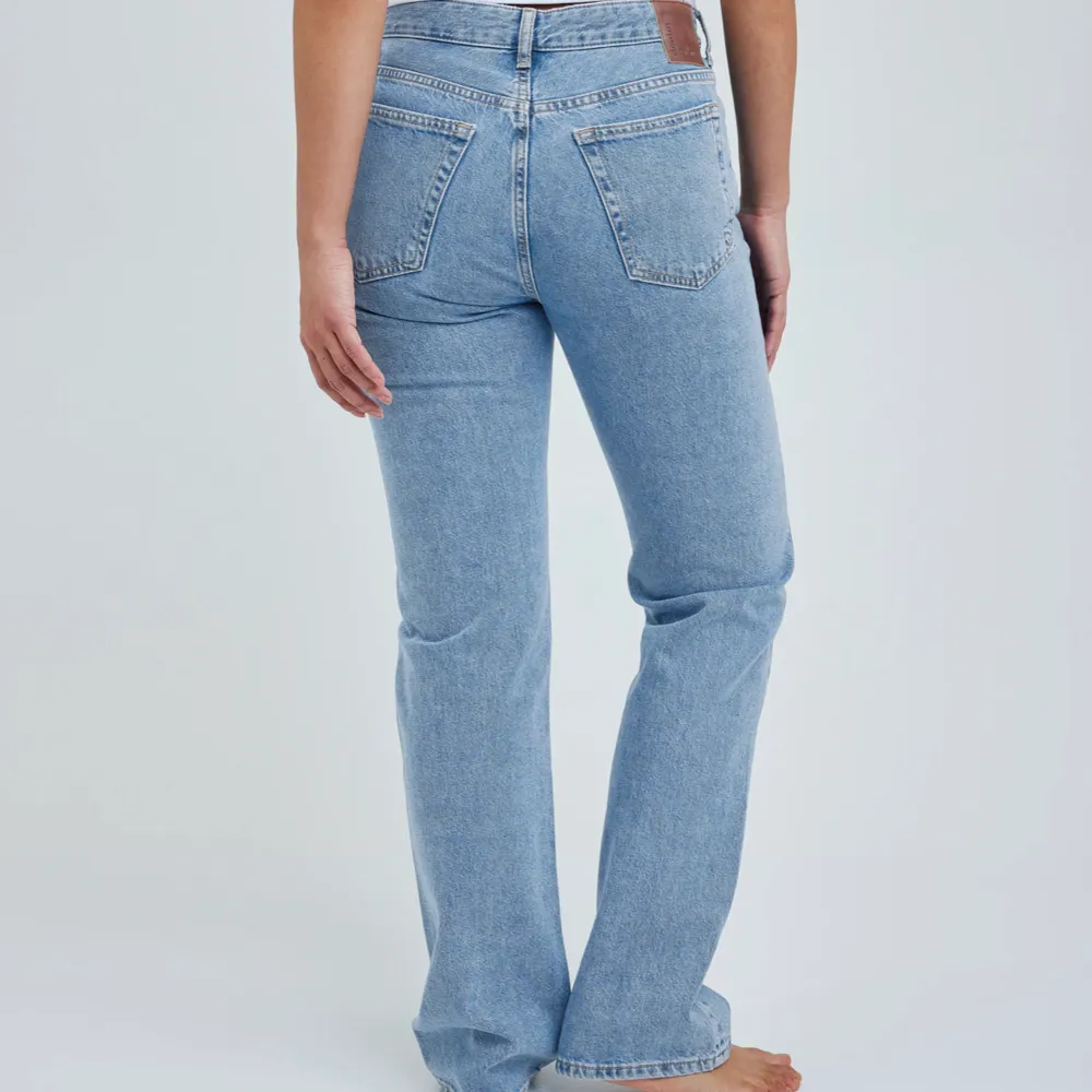 Jag säljer mina fina blå lågmidjade jeans för 399. Nypris är 699. De är i nyskick och passar med allt💗💗💗. Jeans & Byxor.
