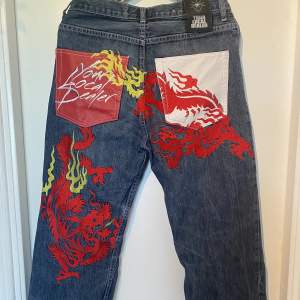 Snygga jeans från med tryck baktill. Baggy fit och mycket bekväma. Frakt tillkommer