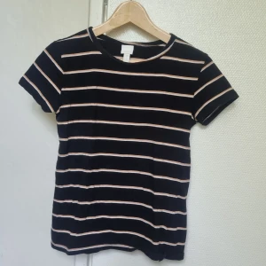 Tshirt från HM - Randig tshirt från HM, knappt använd.