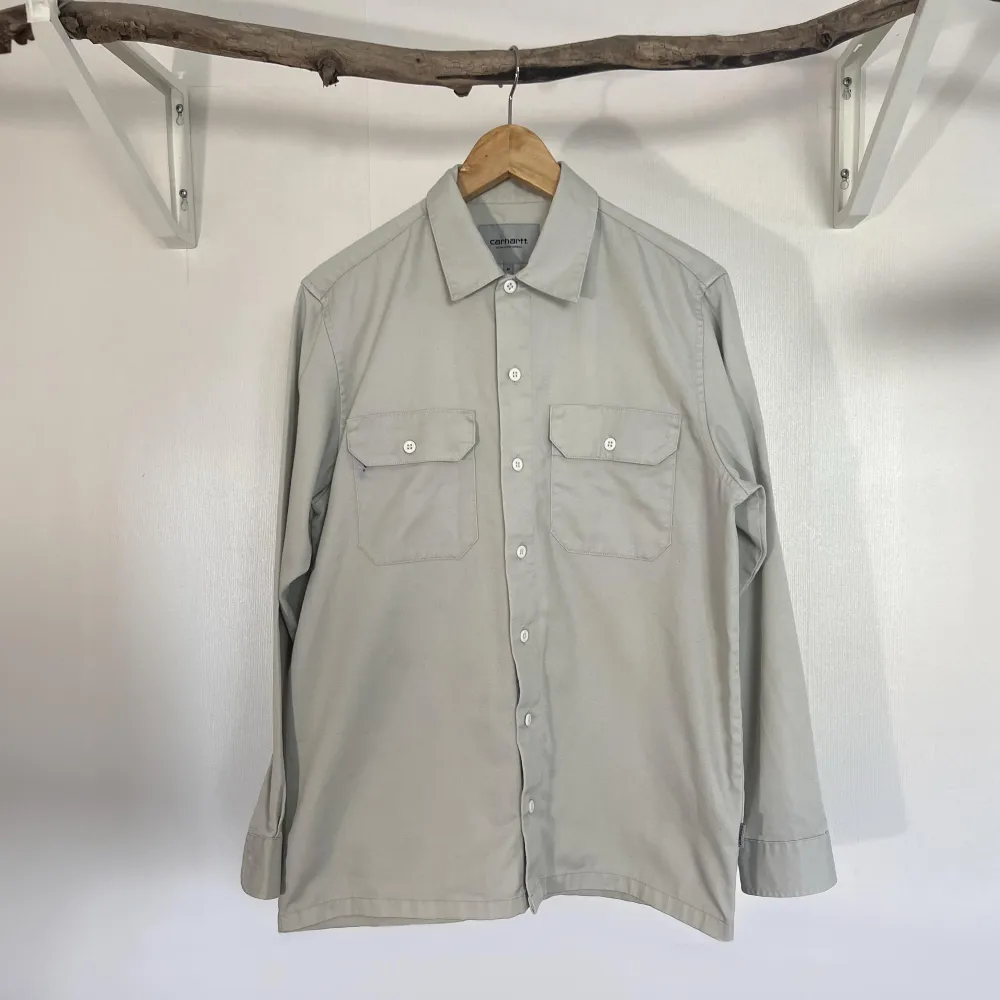 A used beige/grey Carhartt shirt in M - Small ink stain on the right pocket.. Skjortor.