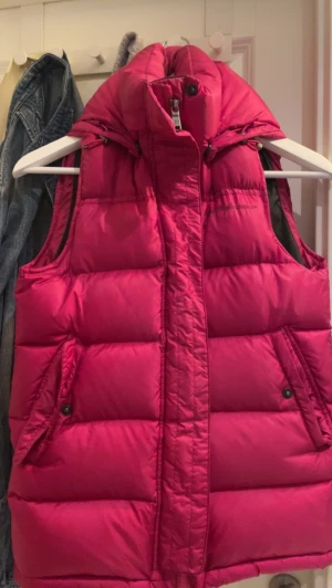 Röd peak väst - Ganska gammal men knappt använd men skyns att den användts. 