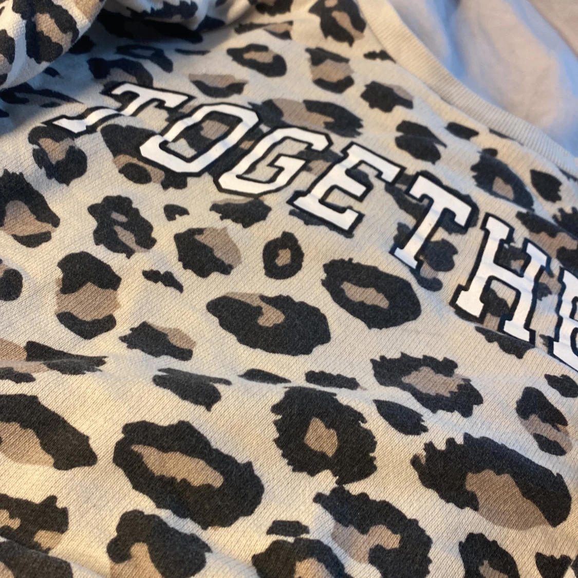 Beige leopard magtröja med tryck på  - 90