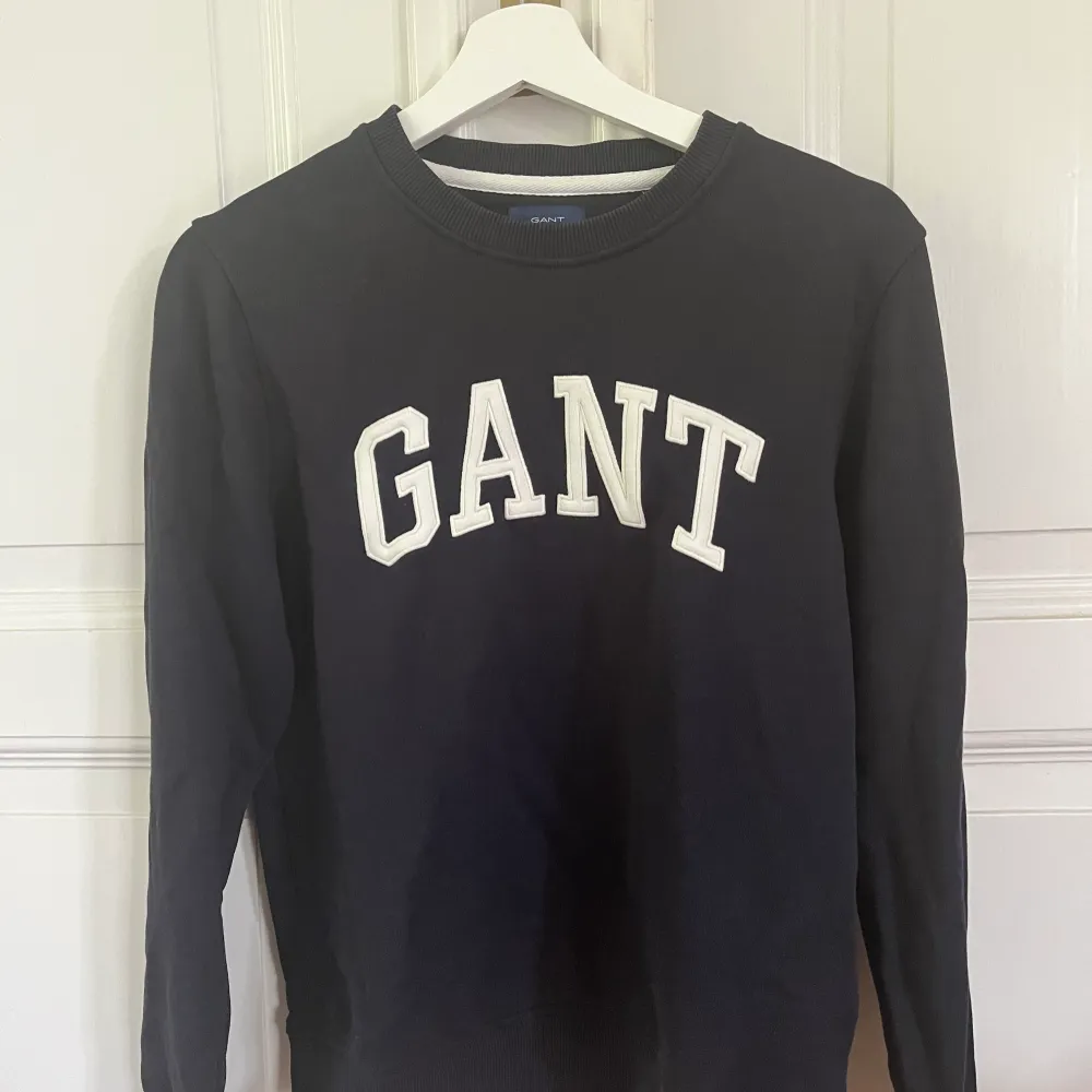 En sweatshirt från Gant i storlek s med stort tryck. I bra skick! 🥰. Hoodies.