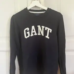 En sweatshirt från Gant i storlek s med stort tryck. I bra skick! 🥰