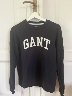Mörkblå tröja gant - En sweatshirt från Gant i storlek s med stort tryck. I bra skick! 🥰