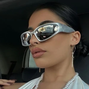 Y2k glasögon  - Säljer dessa glasögon (svart/silver) som tyvärr inte var min sitl! De är helt nya, inga repor alls! 150kr/st eller 250 för båda!! De är HD-polariserade