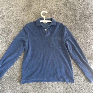 Marinblå långärmad Frotté piké - Marinblå långärmad piké från Brothers i materialet frotté. Otroligt skön och snygg tröja. Använd fåtal gånger. Nypris 800kr