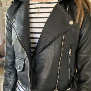 Vårjacka i fejkskinn  - Kort jacka från Pull&Bear. Aldrig använd! 