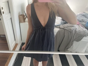 Klänning från pull&bear - Så söt gråblå klänning från pull&bear i storlek XS! Nyskick💞