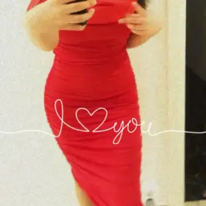 Säljer denna röda klänningen den är strechig så den sitter väldigt fint på den passar alla kroppsformer även om den är i storlek S 