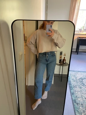 Avklippt crewneck - Avklippt crewneck med litet tryck vid nacken, perfekt att dra över en klänning till sommaren eller på gymmet, eller bara att chilla i till vardags 🌼☺️  Lappen är tyvärr borta men passar som en Xs/s, jag på bilden är 160cm lång för referens.