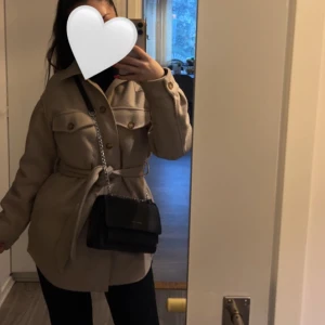 Kappa  - Fin kappa med skärp från Zara. Använd fåtal gånger säljs pga att den inte används. 