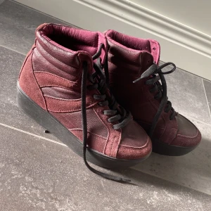 Höga sneakers - Mammas skor, aldrig använda. Tillverkade i Italien. Köptes för 699kr men har legat i garderoben i ungefär 2år. Har du övriga frågor kontakta gärna! 