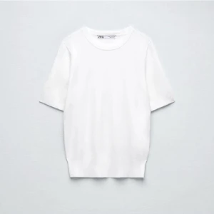 Stickat T-shirt  - En stickad T-shirt från zara som är superfin och i bra skick!⚡️⚡️❤️