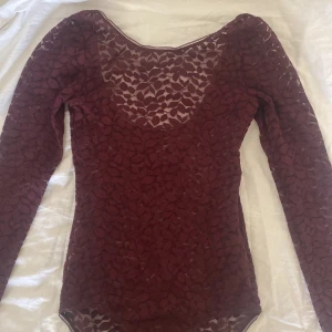 Topp med låg rygg - Så fin topp med låg rygg. Sitter tight och riktigt najs!! Köpt second hand