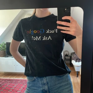 Rolig t-shirt  - Kul t-shirt! Två pyttesmå hål som syns pitemål bilden men märks inte i verkligheten