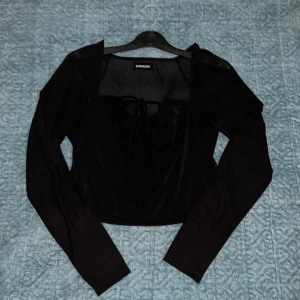 Svart croptop - En skitsnygg svart cropped top i st XL, men de är ganska små i storleken och sitter som M/L. Den är u-ringad och har band som man kan använda som man vill. Har inte använt den så den är helt ny. Skriv för fler bilder:)))
