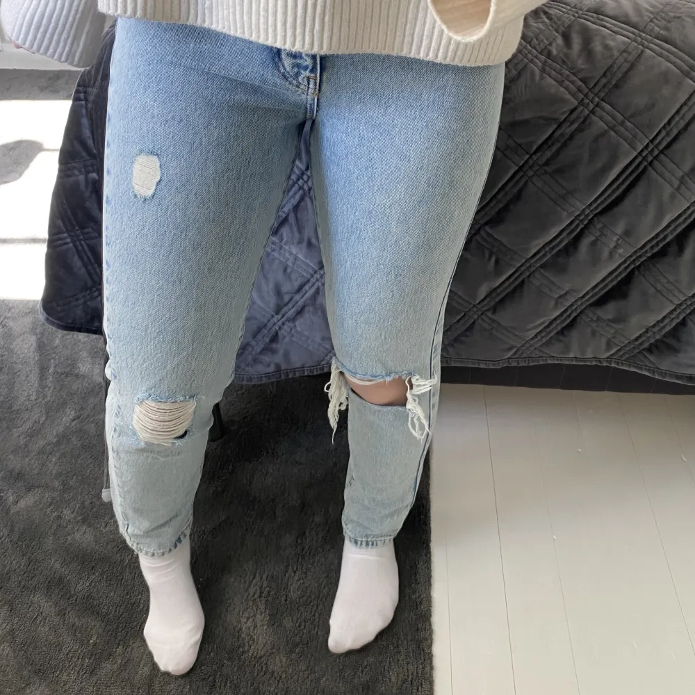 Säljer dessa jeans med slitningar från Gina Tricot då de har blivit alldeles för små för mig. Använda men i ett fint skick! . Jeans & Byxor.