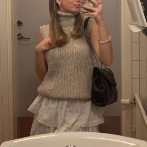 Stickad polo topp - Säljer denna stickade polotopp💗 xs men väldigt oversized på mig!!