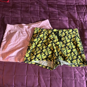 Shorts  - Två stycken shorts. I barn storlek 146-152. Typ aldrig använda. Köpta i Spanien 🇪🇸 🩷Hämtas i Askim eller så får köparen stå för frakten.
