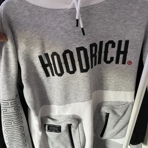 Hoodrich dress - Säljer min hoodirch dress pga använder inte den längre. Använt några gånger men har inga skador. Både tröjan och byxorna är storlek M.