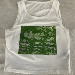 Topp - Linne som är köpt här på plick som tyvärr är lite litet. Står inte vart det är ifrån eller vad det är för storlek men skulle säga S💕