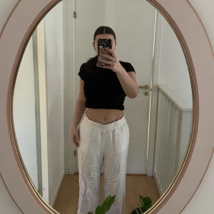 Linnebyxor  - Linnebyxor från H&M dom är knappt använda. Dom är i storlek M och är i riktigt bra skick.