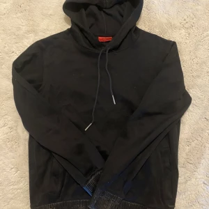 Hugo boss hoddie - Säljer en jätte fin Hugo boss hoddie då de bara ligger i garderoben  