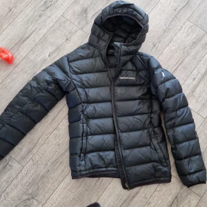 Peak performance  dunjacka - En peakjacka med några mindre skador (se bild) i använt skick. 