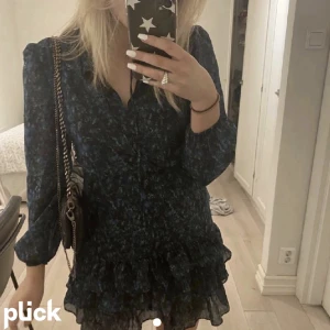 Klänning - !!LÅNAD BILD!! Säljer denna skjukt snygga och trendiga klänningen 💓 Säljer pga att den aldrig kom till användning, den är i nyskick för ja har haft den 1-2 ggr 💓 Den är slutsåld på zalandos hemsida 💓 Kontakta för egna bilder 💓