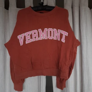 Collegetröja gina tricot - College tröja med rosa tryck på framsidan från gina tricot. Storlek xs men passar mer som en s, även m. Mellantjockt material, sista bliden visar hur den sitter på och är lite mer sann till färgen i verkligheten.