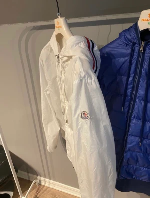 Moncler windbraker  - Storlek 3 (m) nypris 7300kr köpt på NK i Göteborg. sparsamt andvänd säljer pågrund av att den börjar bli för liten🥱