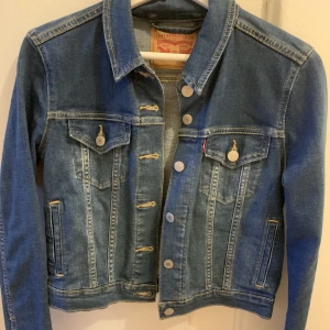 Levi jeans jacka - Blå levi jeans jacka knappt använd  Storlek xs