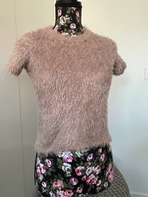 Rosa lurvig tröja  - Säljer den skönaste tröjan. Färgen är gammelrosa💗💗