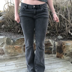Gina tricot lågmidjade jeans  - Säljer dessa lågmidjade jeans från Gina tricot då dem inte används. De har används fåtal gånger och är som i nyskick. Jag är 172 cm och de går ner till marken. Kan tänka mig att gå ner i pris vid snabb affär, frakt ingår inte. Skriv om intresse finns 💕