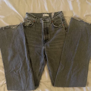 Grå jeans från Zara - De perfekta och populära långa gråa jeansen i rak modell från Zara som tyvärr blivit försmå. Storlek 38  100 + frakt 