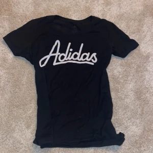 Adidas-tröja - Skönt tygmaterial, perfekt till träningen!