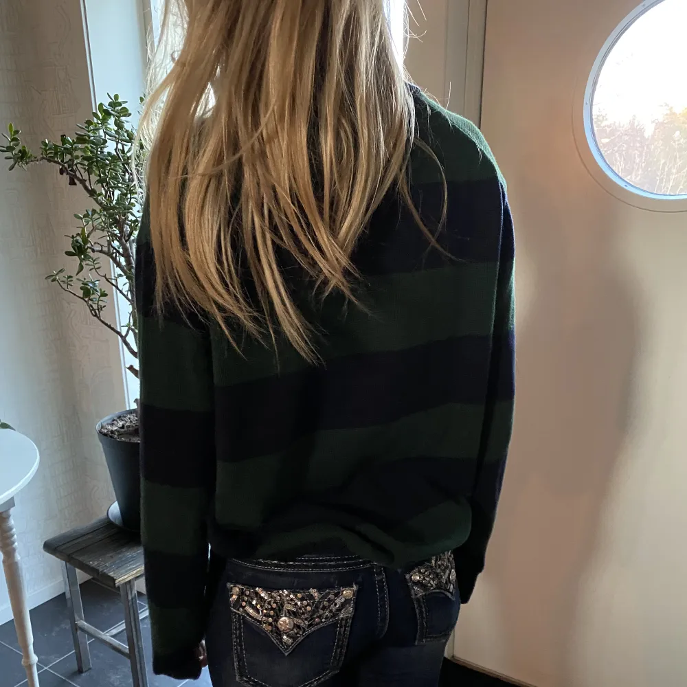 Aldrig använd tjocktröja från Brandy Melville. Jättefin långärmad stickad med hög krage. Använd gärna köp nu🥰. Stickat.