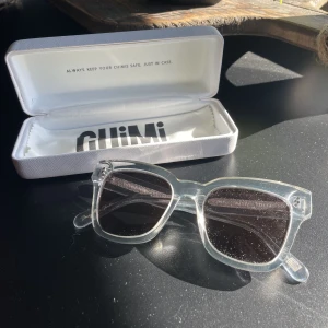 Chimi Solglasögon - Solglasögon från CHIMI. Modellen #005. Färgen LITCHI. Endast provade så helt nya! Nypris 1 250kr. Köparen står för frakten. Har du några frågor är det bara att höra av sig🤩 // Klara Johansson