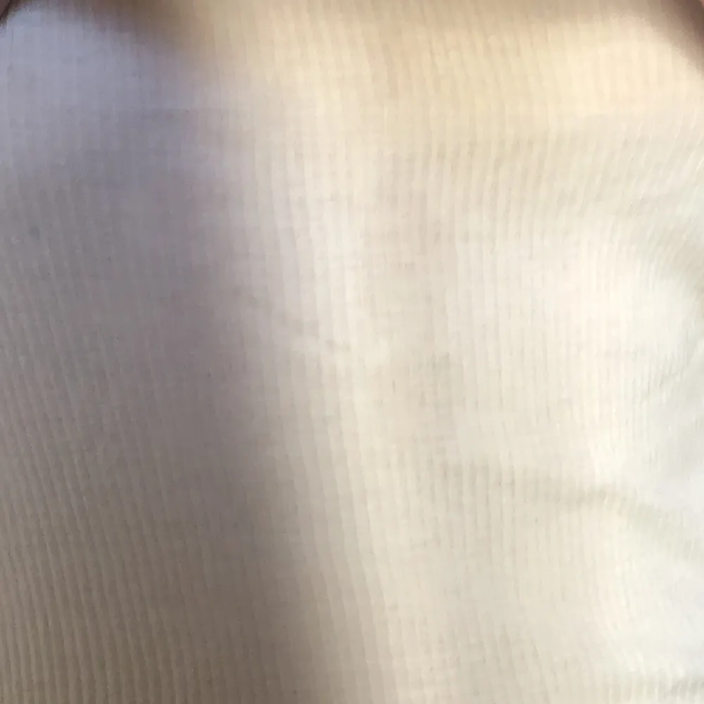 Supersöt vitt linne med spetskanter, har typ en fläck mitt på men man tänker inte på den, köpare står för frakt:) . Toppar.