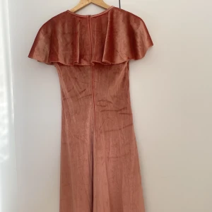 Jättefin äldre balklänning! - Äldre klänning i sammetsliknande material. Simpel men såå fin! Har tyvärr några fläckar (se bild)  men som antagligen går bort:)  Strl 36