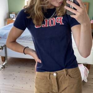 Säljer denna snygga retro polo ralphloren tröjan! Storleken är en size 7 så skulle säga xxs-xs